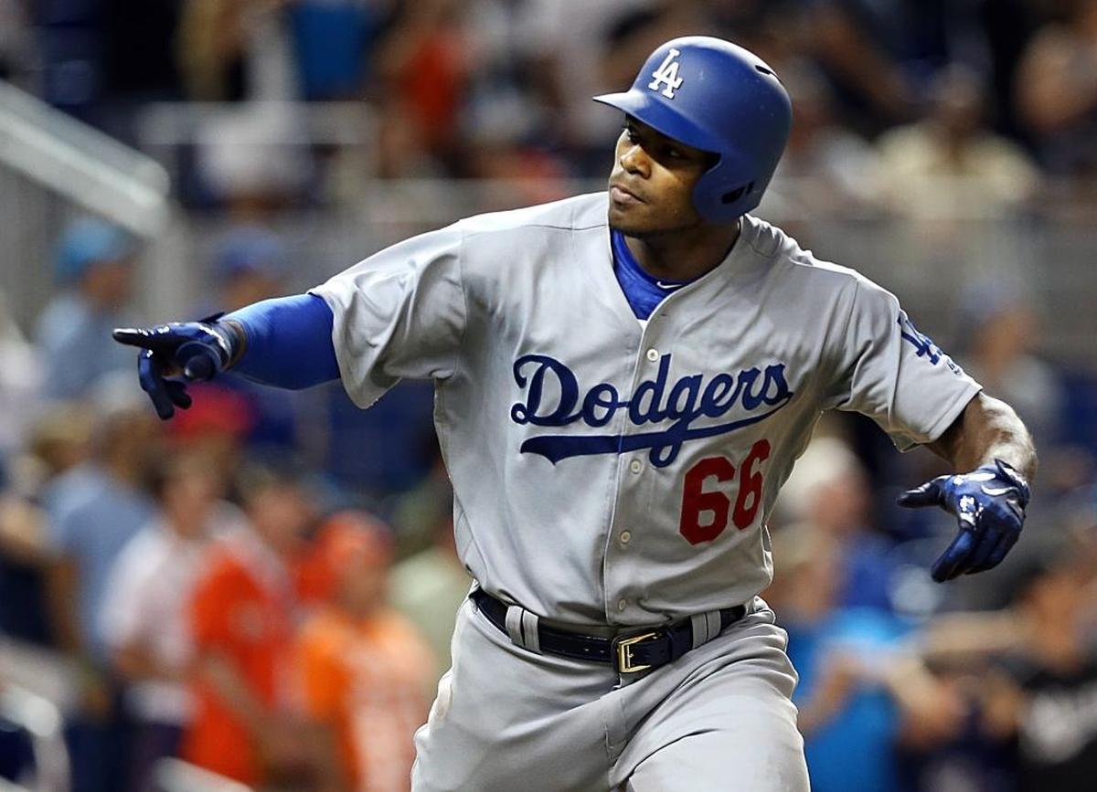El jardinero de los Dodgers Yasiel Puig batea un jonrón de tres carreras ante los Marlins, el 14 de julio de 2017.