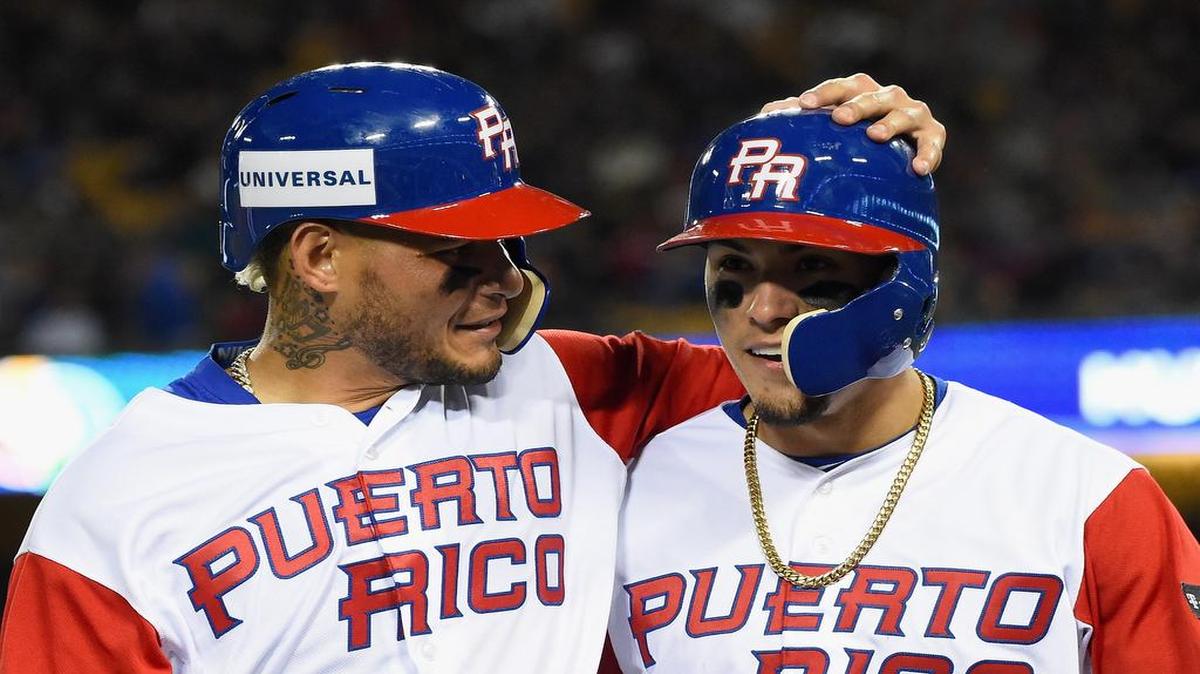 Yadier Molina (izq.) y Javier Báez conversan camino al dugout al finalizar el octavo inning en el partido contra Estados Unidos, en la final del Clásico Mundial, el 22 de marzo del 2017.