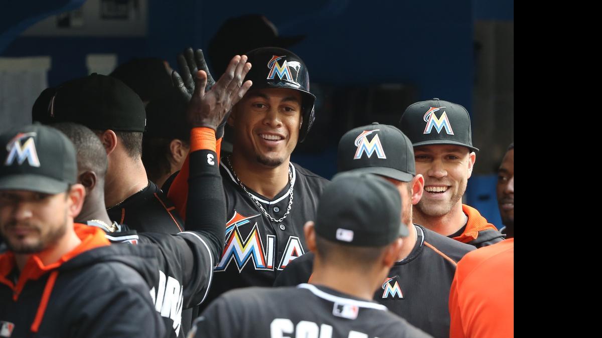 
Giancarlo Stanton (centro) disparó un par de cuadrangulares el martes ante los Azulejos en Toronto. El jardinero lidera con 21 ese departamento en las Mayores.
