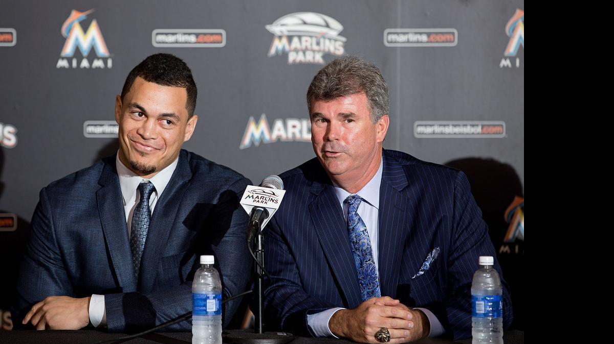 
El gerente general de los Marlins de Miami, Dan Jennings (der.), con el pelotero Giancarlo Stanton, en una conferencia de prensa el 19 de noviembre de 2014, en Miami. 
