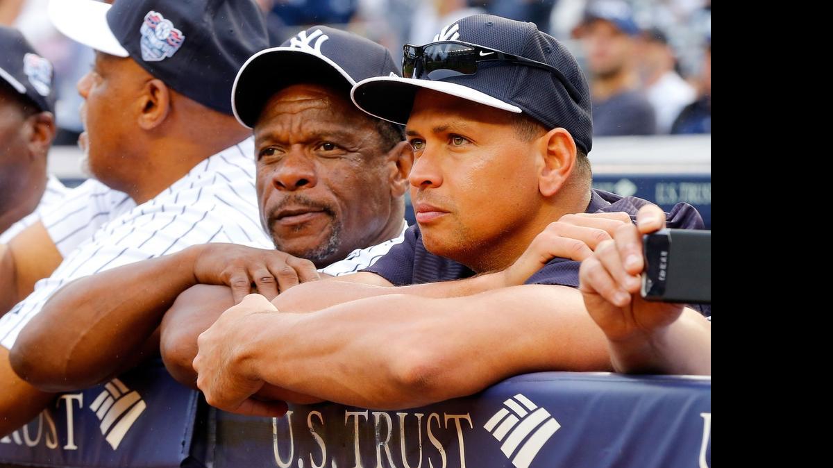 
Alex Rodríguez (der.) con el legendario Rickey Henderson, el sábado en el Yankee Stadium.
