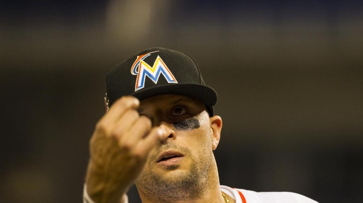 MARTIN PRADO lanza una bola al aire el 17 de julio del 2017 en juego contra los Filis.