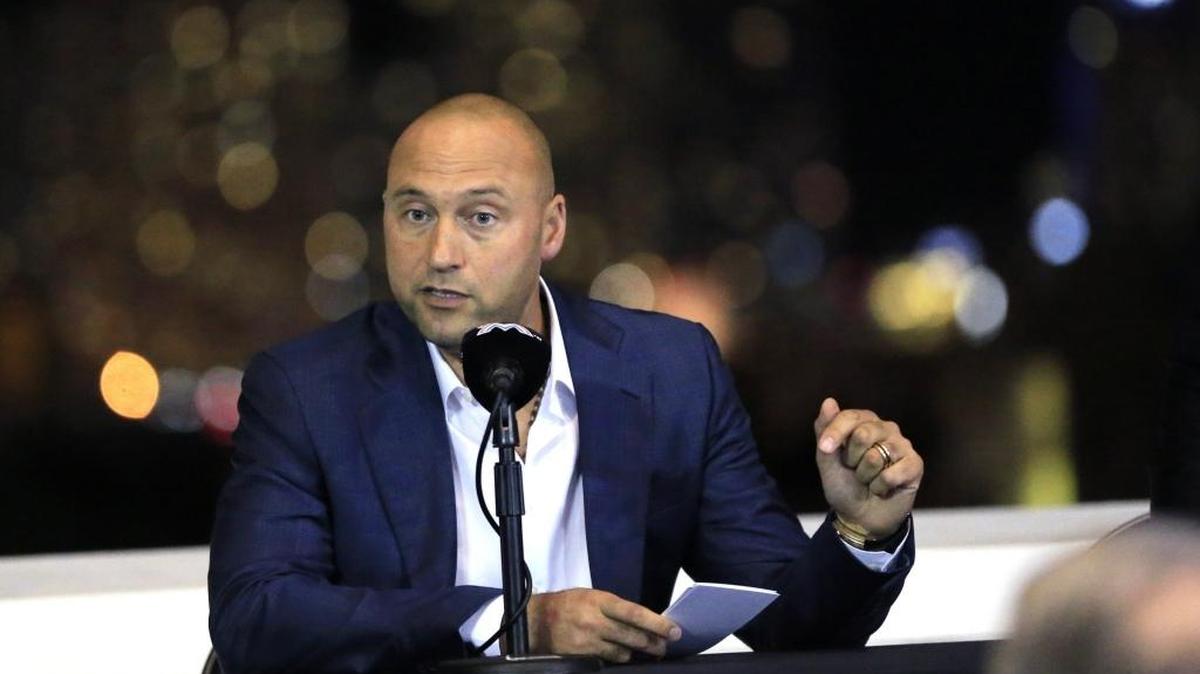 DEREK JETER conversa con aficionados en el Marlins Park el 19 de diciembre del 2017.
