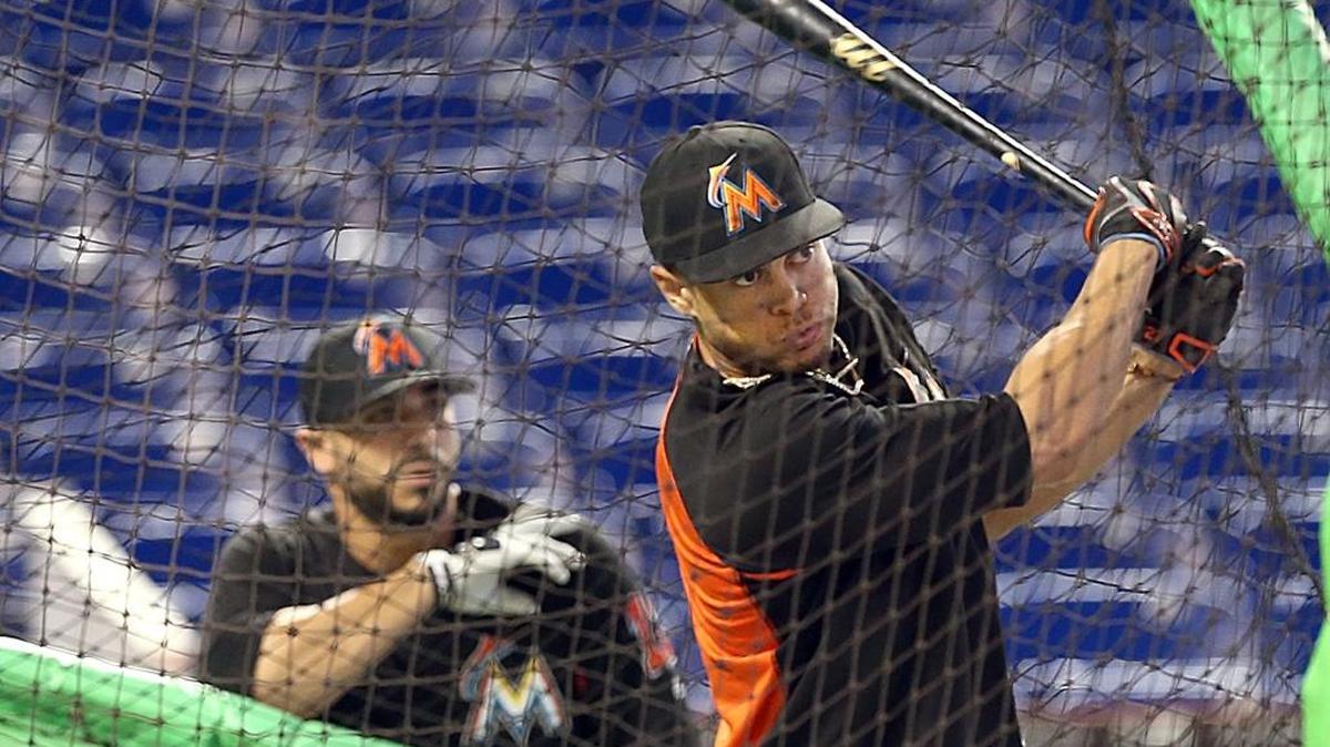El jonronero de los Marlins Giancarlo Stanton toma su turno durante la practica de bateo previa al juego contra los Gigantes de este martes en Miami. El jardinero derecho implantó este lunes una marca de 43 cuadrangulares.
