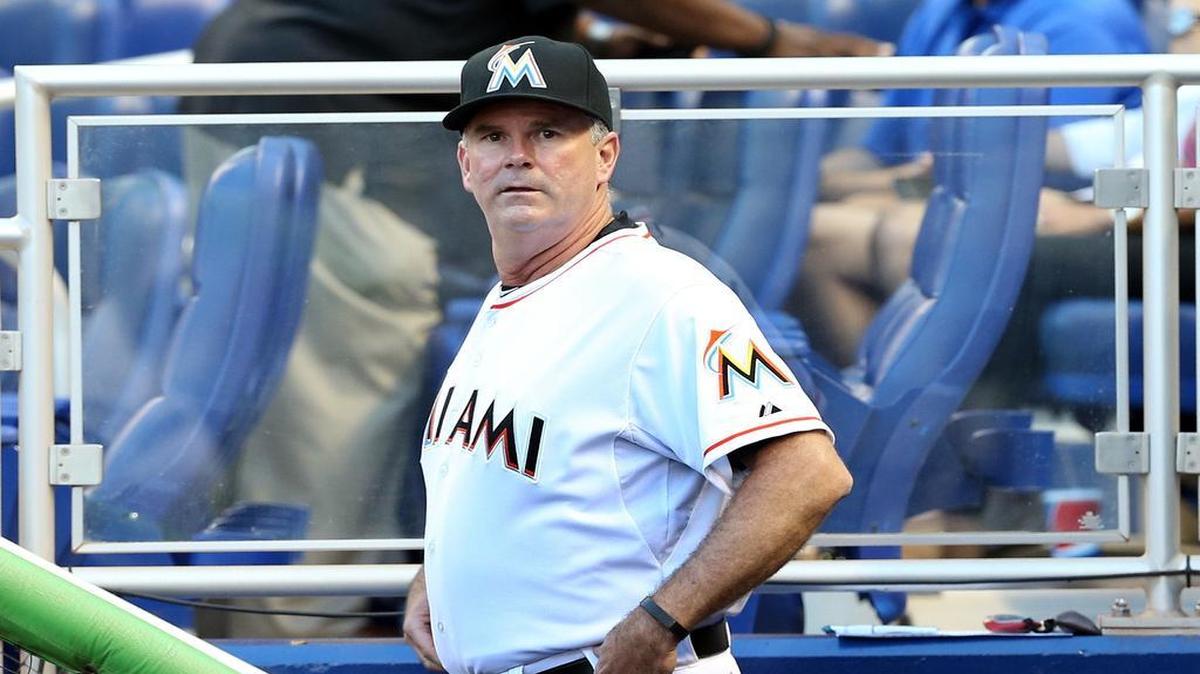 
El mánager de los Marlins Dan Jennings observa el partido ante los Diamondbacks de Arizona desde el dugout del equipo, en su segundo juego al frente de la novena de Miami, el martes.
