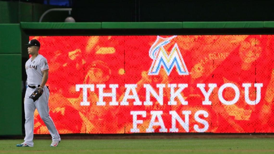 GIANCARLO STANTON abandona el terreno tras un juego contra Atlanta en Miami el 1 de octubre.