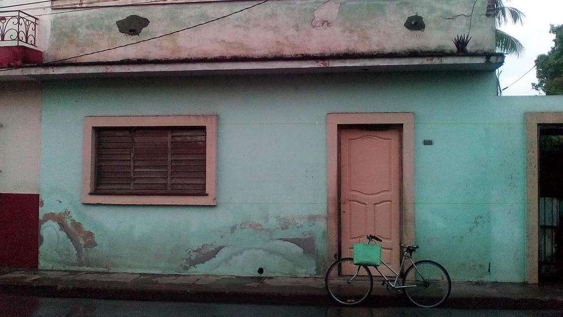 CASA DE la familia Ramírez en la calle Juan Clemente Zenea entre Lora y Bartolomé Masó.
