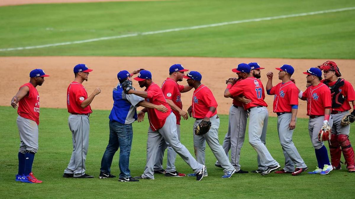 Los jugadores de Puerto Rico celebran tras el triunfo ante Venezuela en las semifinales de la Serie del Caribe, el 6 de febrero del 2017, en Culiacán, México.