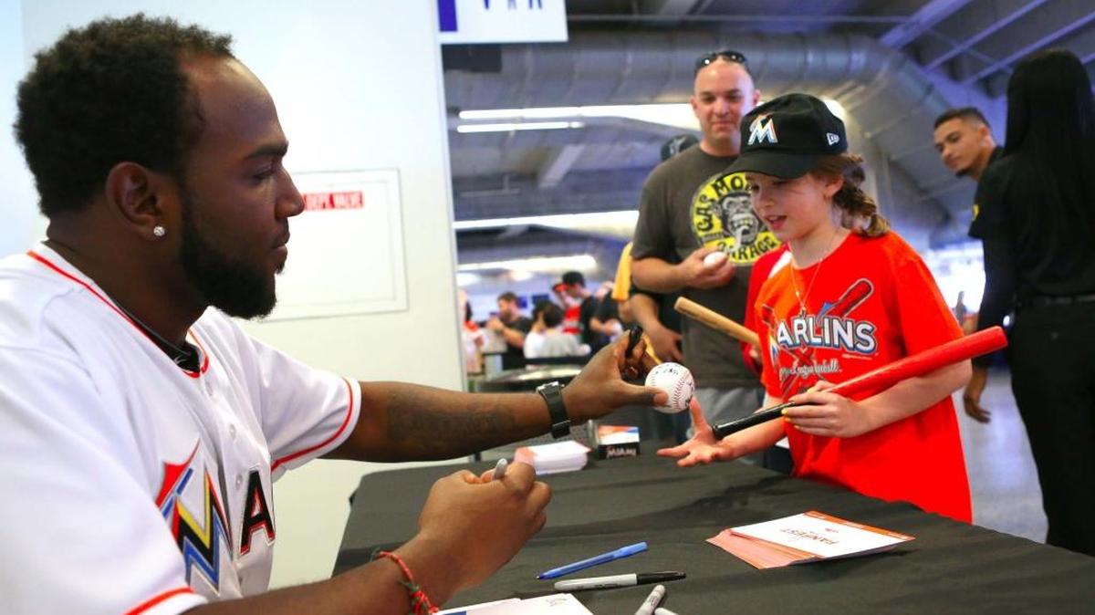 MARCELL OZUNA comparte con los aficionados en el Fanfest de los Marlins el 20 de febrero en Miami.