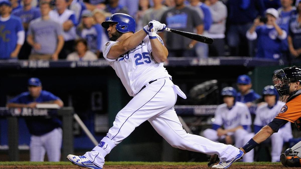 Kendrys Morales batea un jonrón de tres carreras por los Reales ante los Astros, en el quinto partido de la Serie Divisional, el 14 de octubre del 2015 en Kansas City.