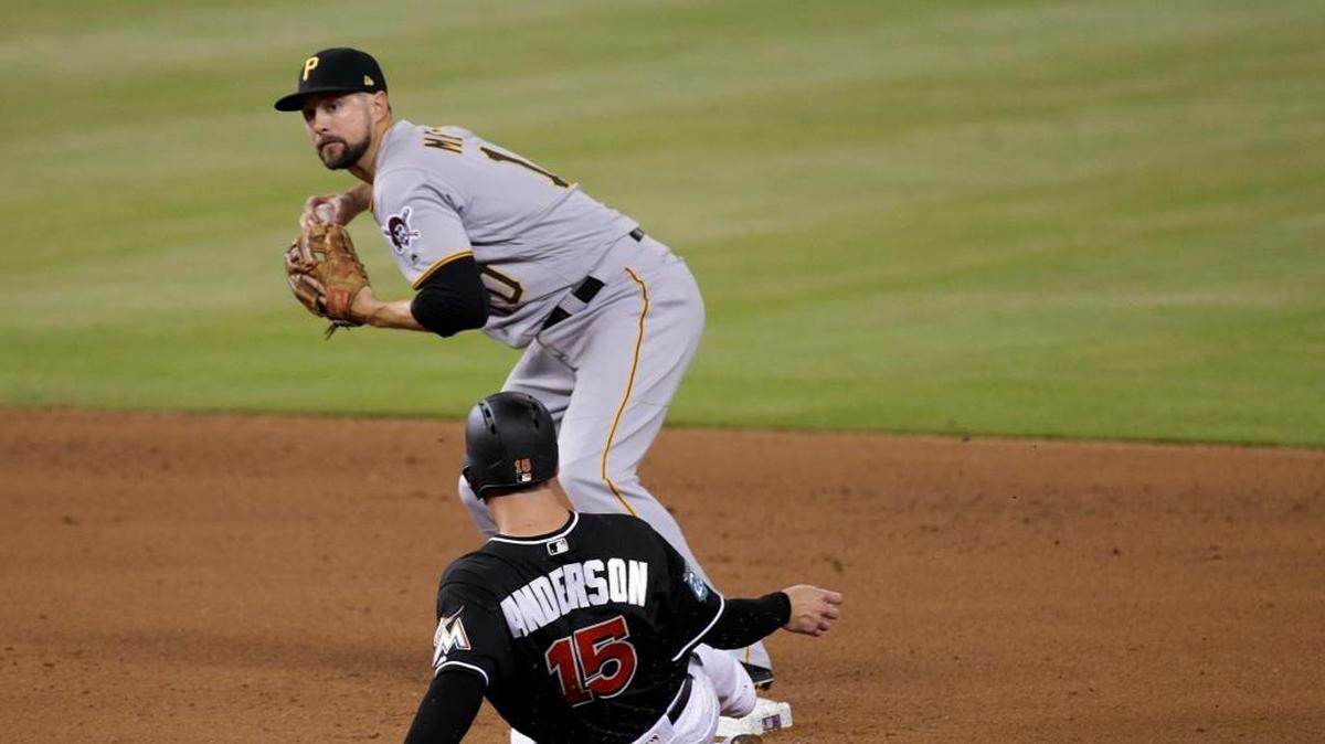 El antesalista de los Marlins Brian Anderson es puesto out en segunda base por el torpedero de los Piratas Jordy Mercer, en el cuarto inning del partido celebrado el 14 de abril de 2018