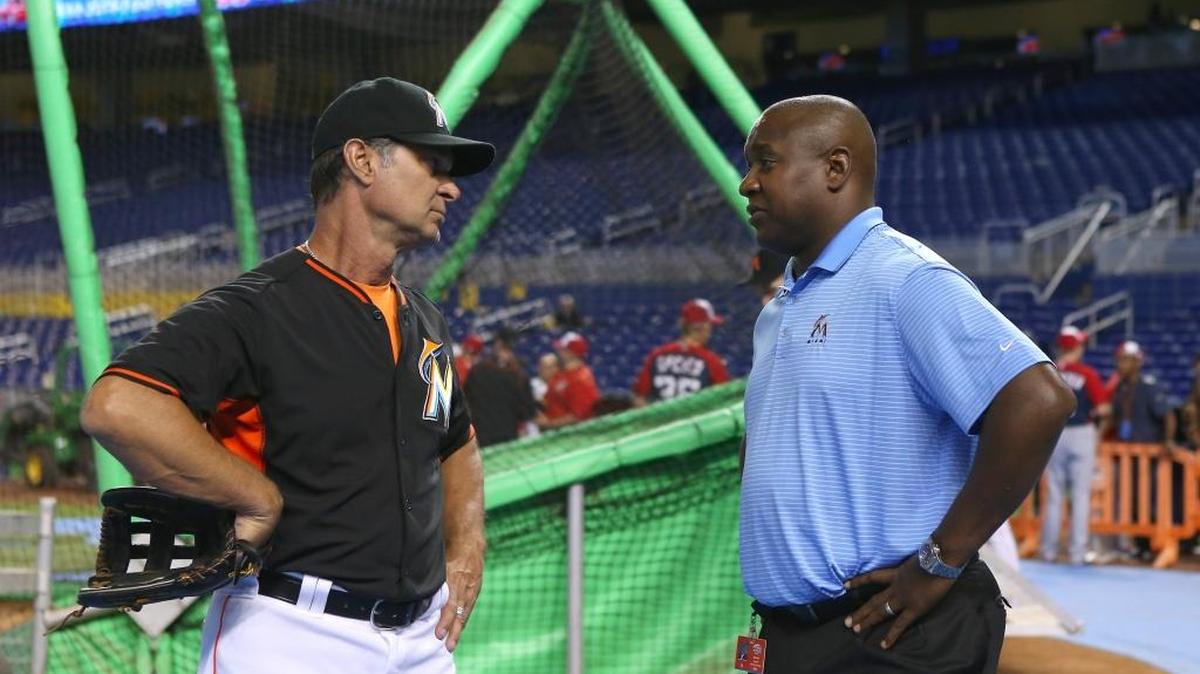 MIKE HILL (d) conversa con el mánager Don Mattingly el 20 de mayo del 2016 en Miami.