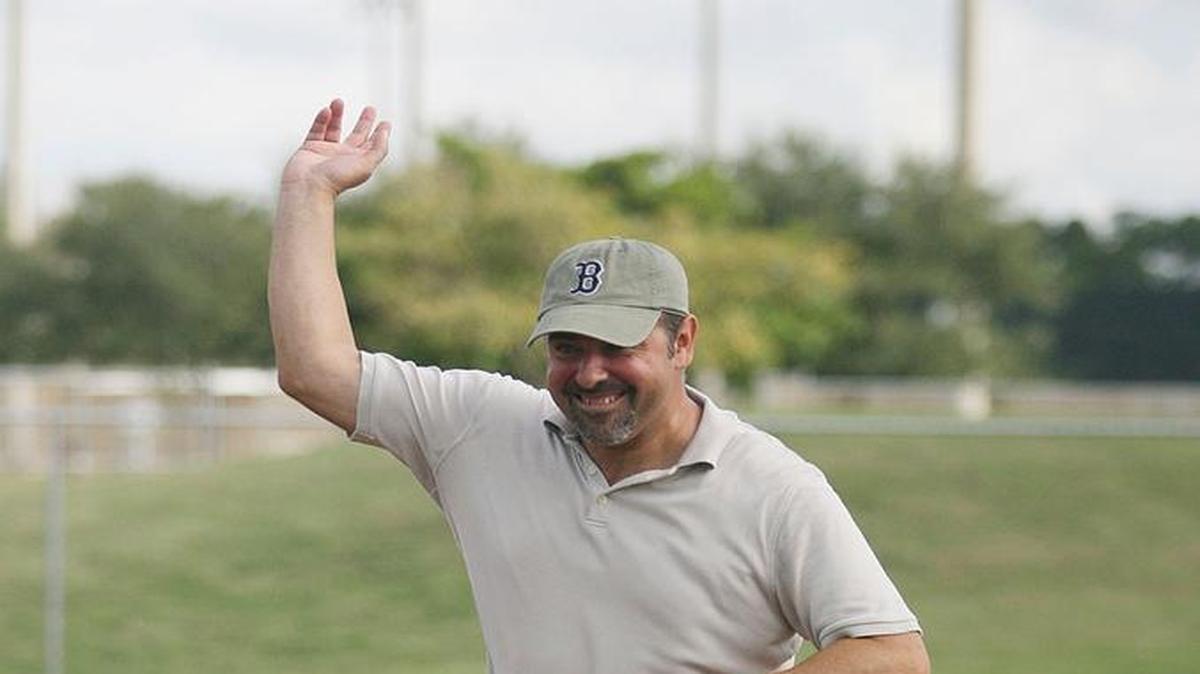 BART HERNÁNDEZ hace un simulacro de lanzar una pelota en Jupiter, Florida, el 13 de agosto del 2010.