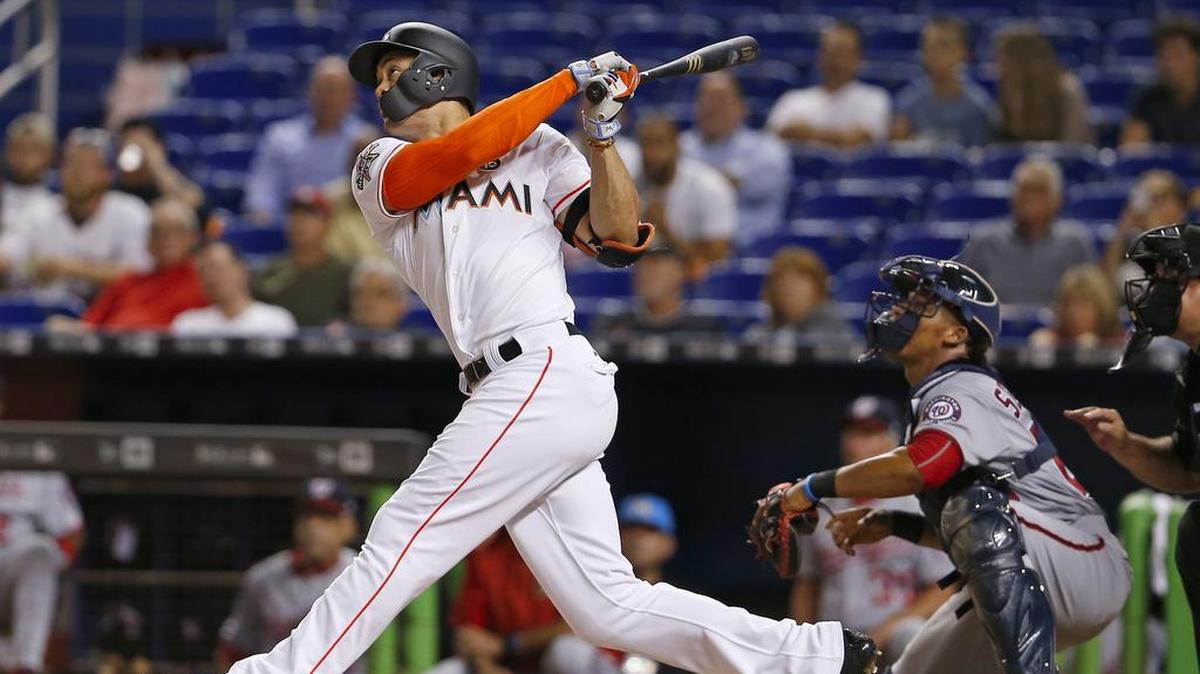 Giancarlo Stanton batea por los Marlins en un partido contra los Nacionales, el 5 de septiembre del 2017 en Miami.