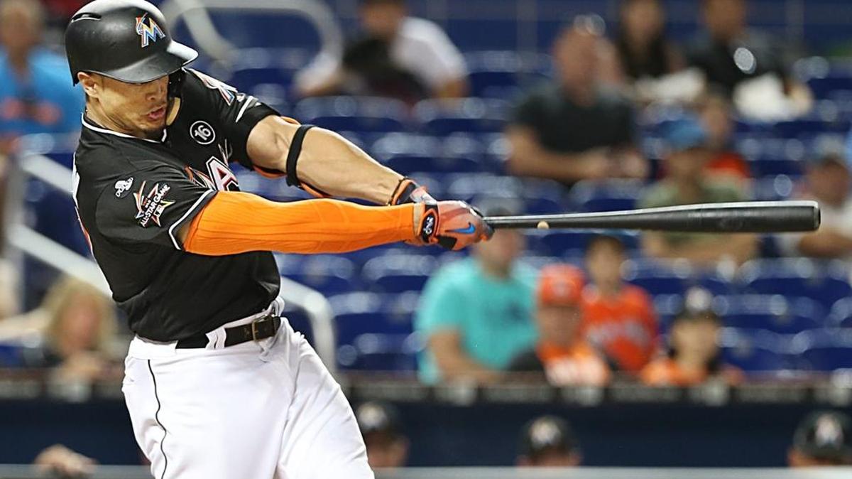Giancarlo Stanton, de los Marlins, conecta su jonrón # 52 de la temporada en el juego contra los Filis, el sábado 2 de septiembre del 2017 en Miami.