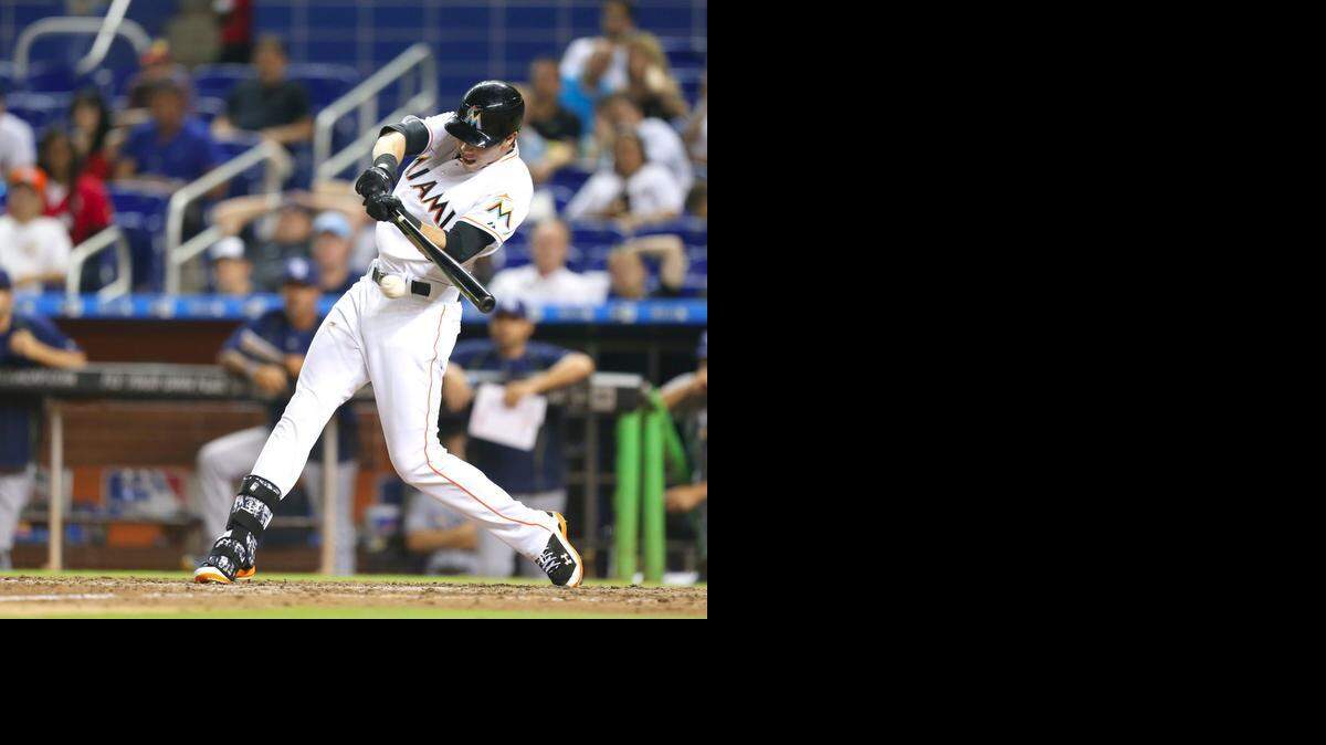 
Christian Yelich conecta el hit de la victoria en el décimo episodio para vencer a los Rays de Tampa Bay, en el Marlins Park en Miami, el viernes 10 de abril del 2015.
