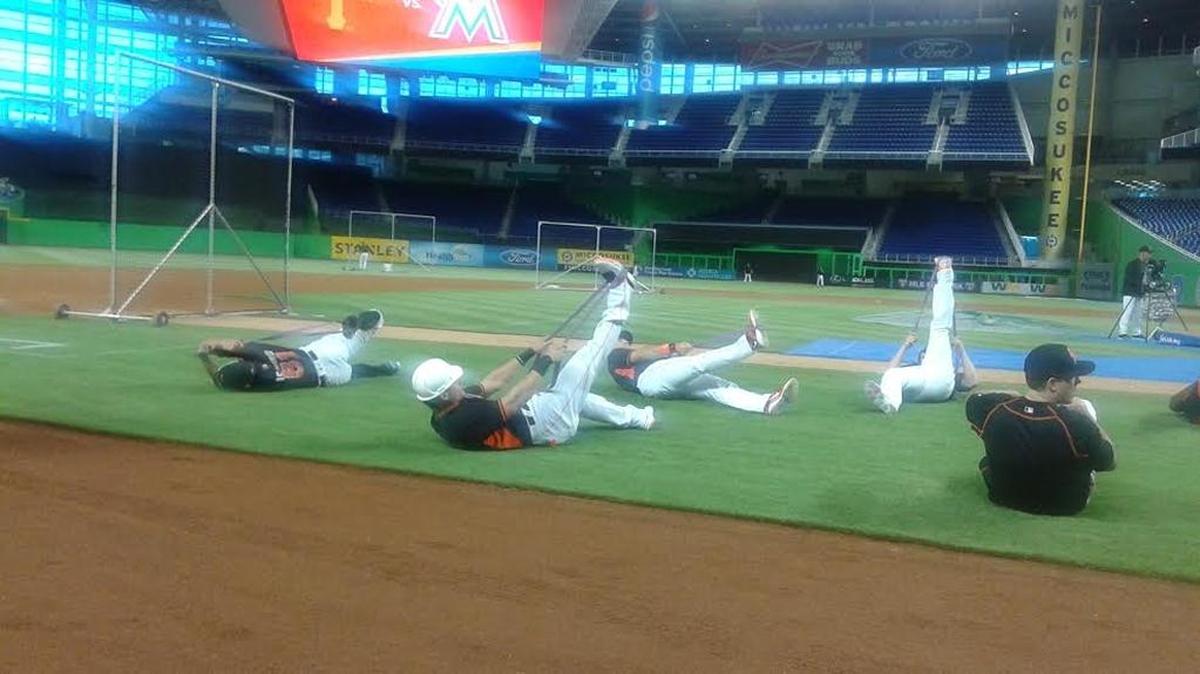 DEREK DIETRICH (centro) en el entrenamiento de los Marlins previo al juego contra los Piratas el 30 de mayo del 2016.