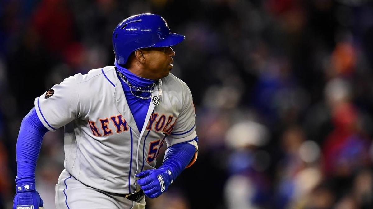 YOENIS CESPEDES pega un sencillo contra los Nacionales en Washington el 8 de abril.