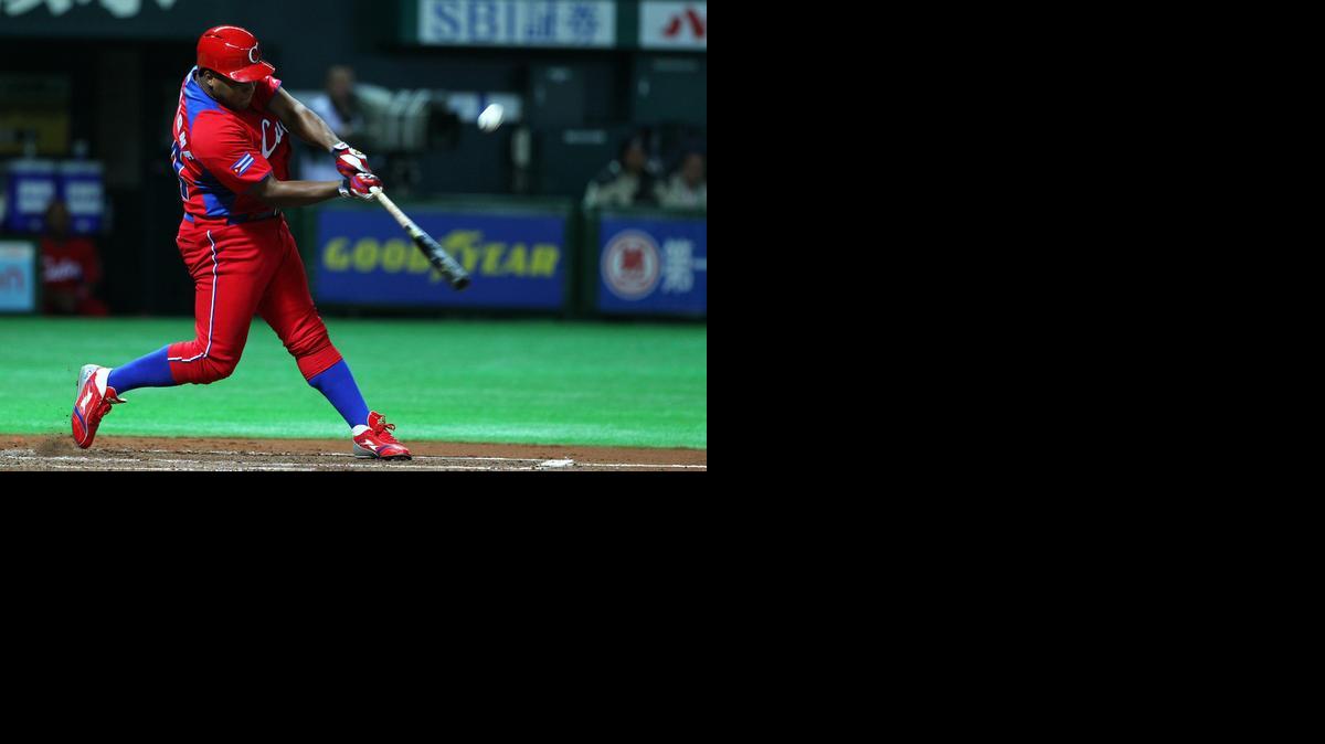 
ALFREDO DESPAIGNE conecta un sencillo en partido de exhibición entre Cuba y Fukuoka Softbank Hawks en el estadio Fukuoka Yafuoku! Dome, en marzo del 2013.
