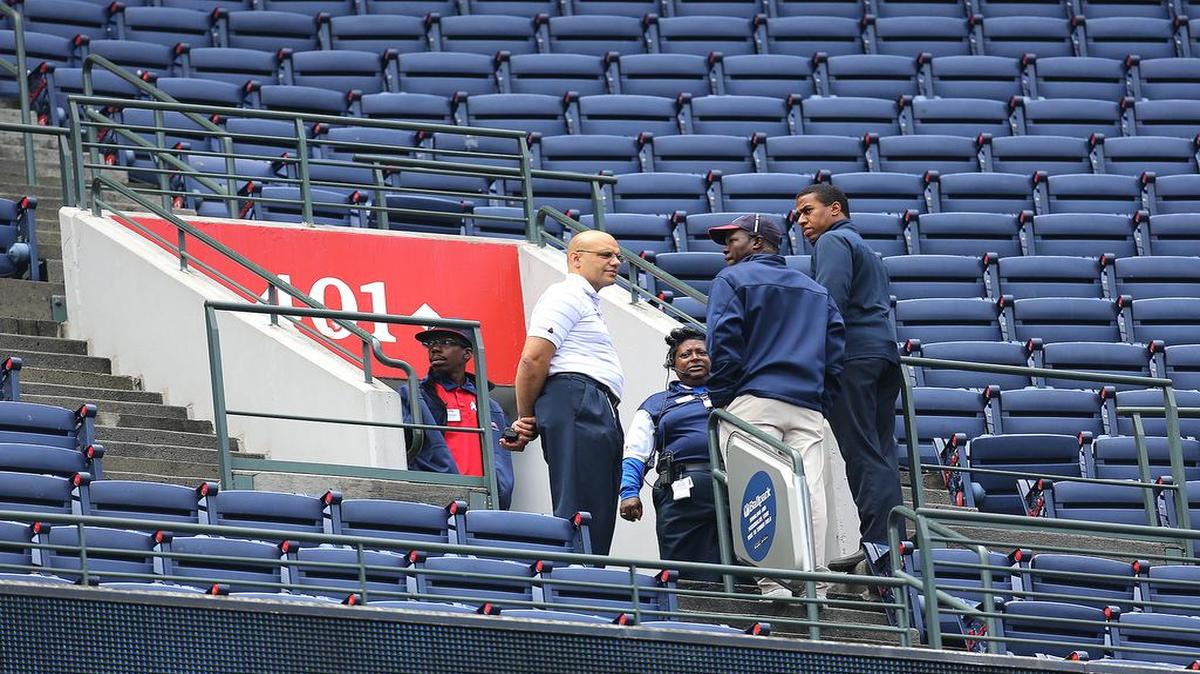 Empleados de los Bravos conversan en la sección 401 del estadioTurner Field en Atlanta, muy cerca donde Gregory Murrey perdió la vida al caer de un piso superior en un partido contra los Yankees, en agosto del 2015.