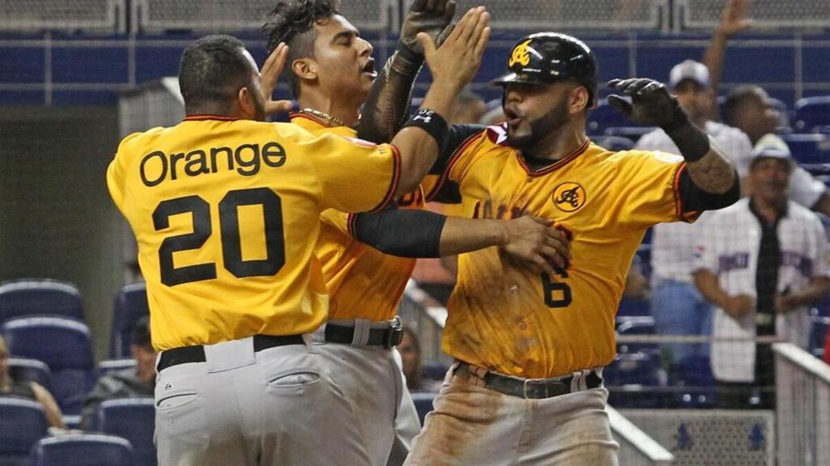 JUGADORES DE las Aguilas celebran el triunfo sobre los Cardenales de Lara en la final del 2015.