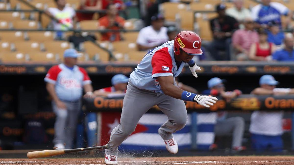 El pelotero cubano Yosvani Alarcón corre a primera base en una jugada del partido contra México, efectuado el martes en el estadio Quisqueya Juan Marichal, en Santo Domingo, República Dominicana, en la segunda jornada de la Serie del Caribe.
