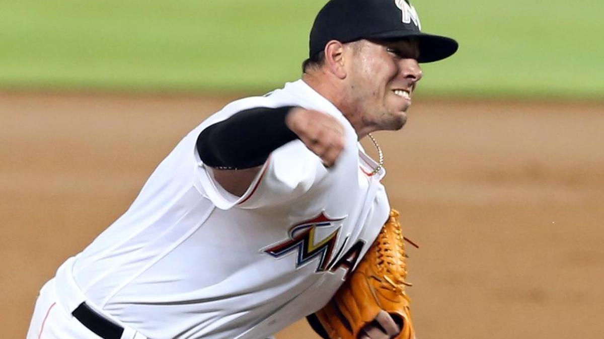 José Fernández, de los Marlins, lanza en la segunda entrada en la victoria sobre los Rojos de Cincinnati, en Miami, el viernes 8 de julio del 2016.
