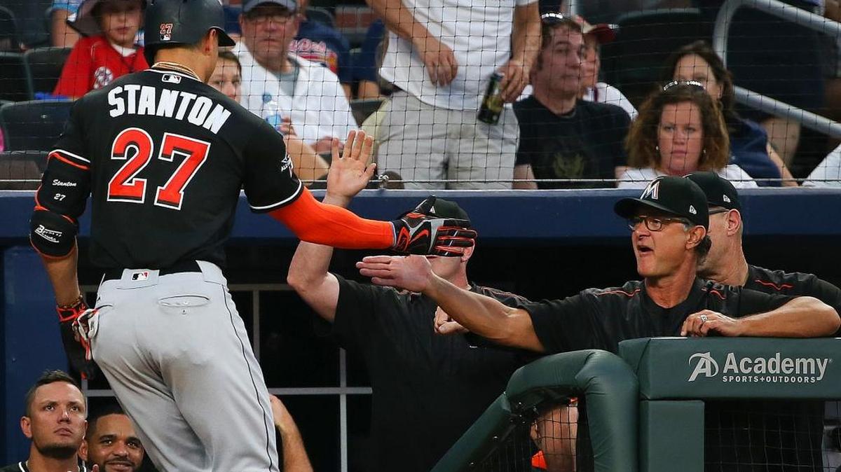 GIANCARLO STANTON es felicitado por el manager Don Mattingly tras conectar un cuadrangular el 5 de agosto.