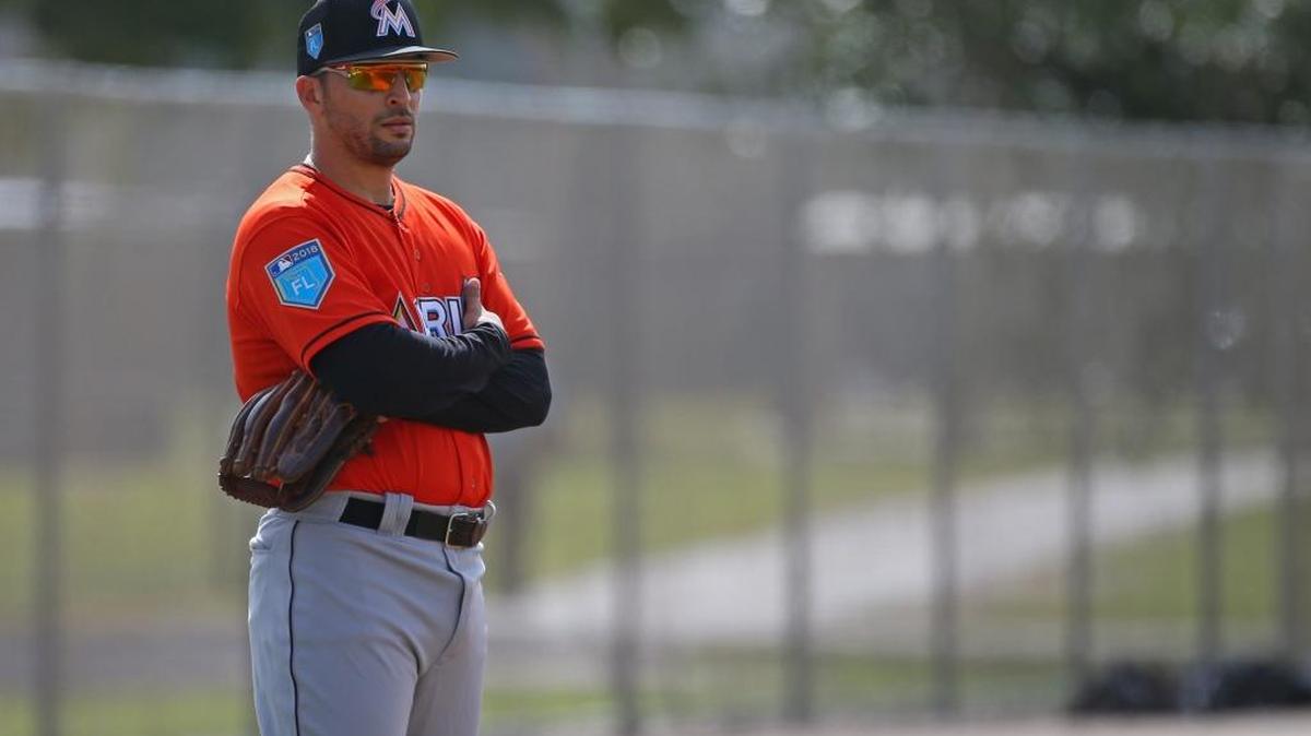 MARTIN PRADO contempla parte del entrenamiento de primavera de los Marlins en Jupiter, el 20 de febrero del 2018.