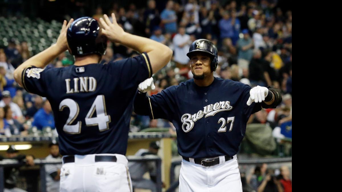 
Carlos Gómez (#27) celebra con su jonrón de dos carreras con su compatriota Adam Lind, el lunes 11 de mayo del 2015, durante el partido entre los Cerveceros y los Medias Blancas.
