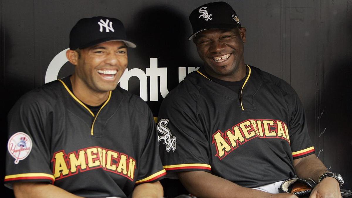 El excerrador panameño Mariano Rivera (izq.) fue el último pelotero latino que ganó el premio de Jugador Más Valioso en un Juego de Estrellas en el 2012. En la foto de archivo del 10 de julio del 2006 comparte en el duguot de la Liga Americana con el exlanzador cubano José Contreras.