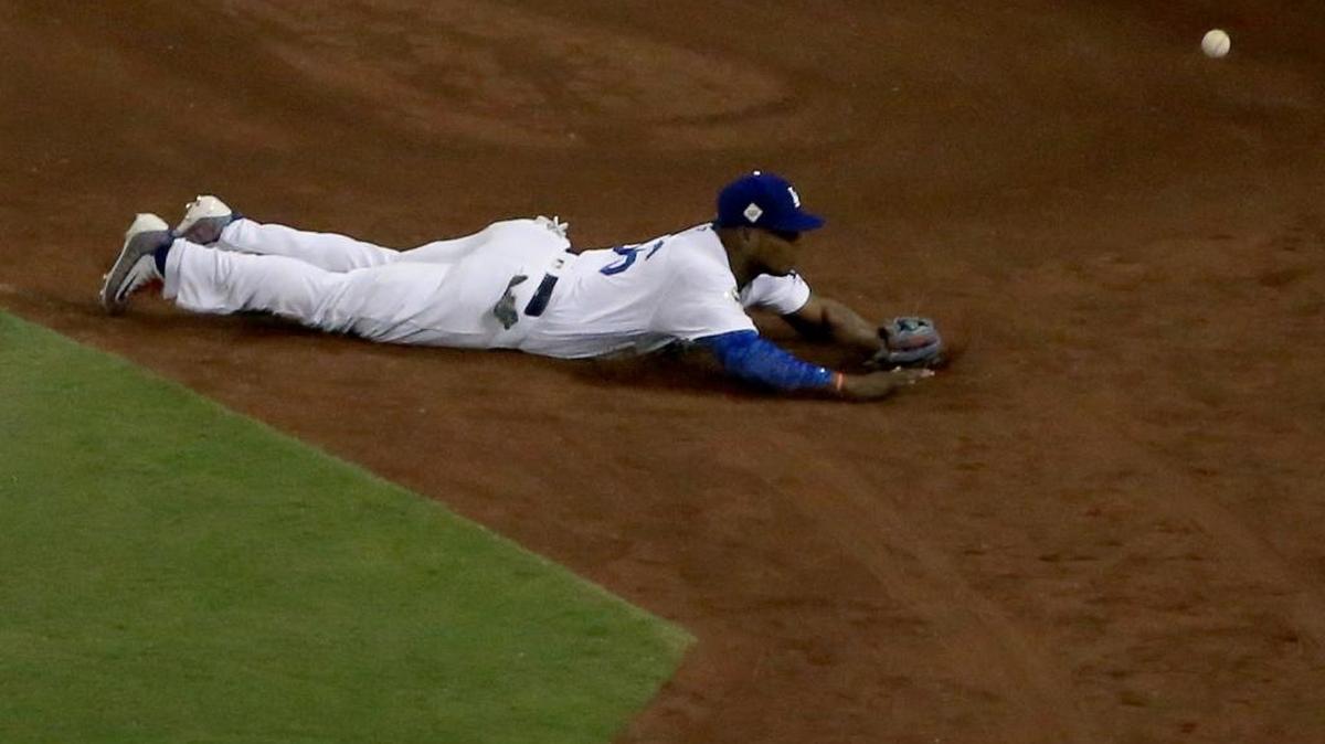 YASIEL PUIG intenta hacer una atrapada de lujo sobre un batezo de Alex Bregman en el segundo juego de la Serie Mundial el 25 de octubre.