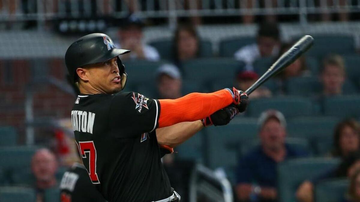 Giancarlo Stanton puso delante a los Marlins con su jonrón en solitario en el sexto inning ante los Bravos este sábado en Atlanta.