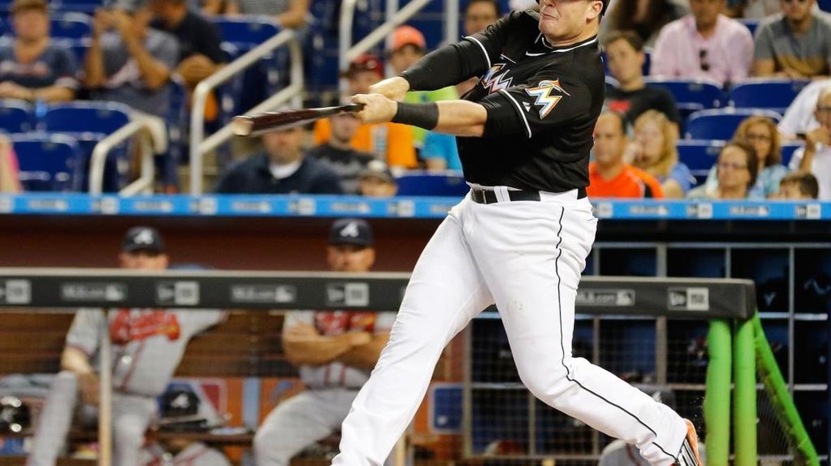 
Justin Bour conecta el primero de sus dos jonrones en el triunfo en casa de los Marlins ante los Bravos este domingo.
