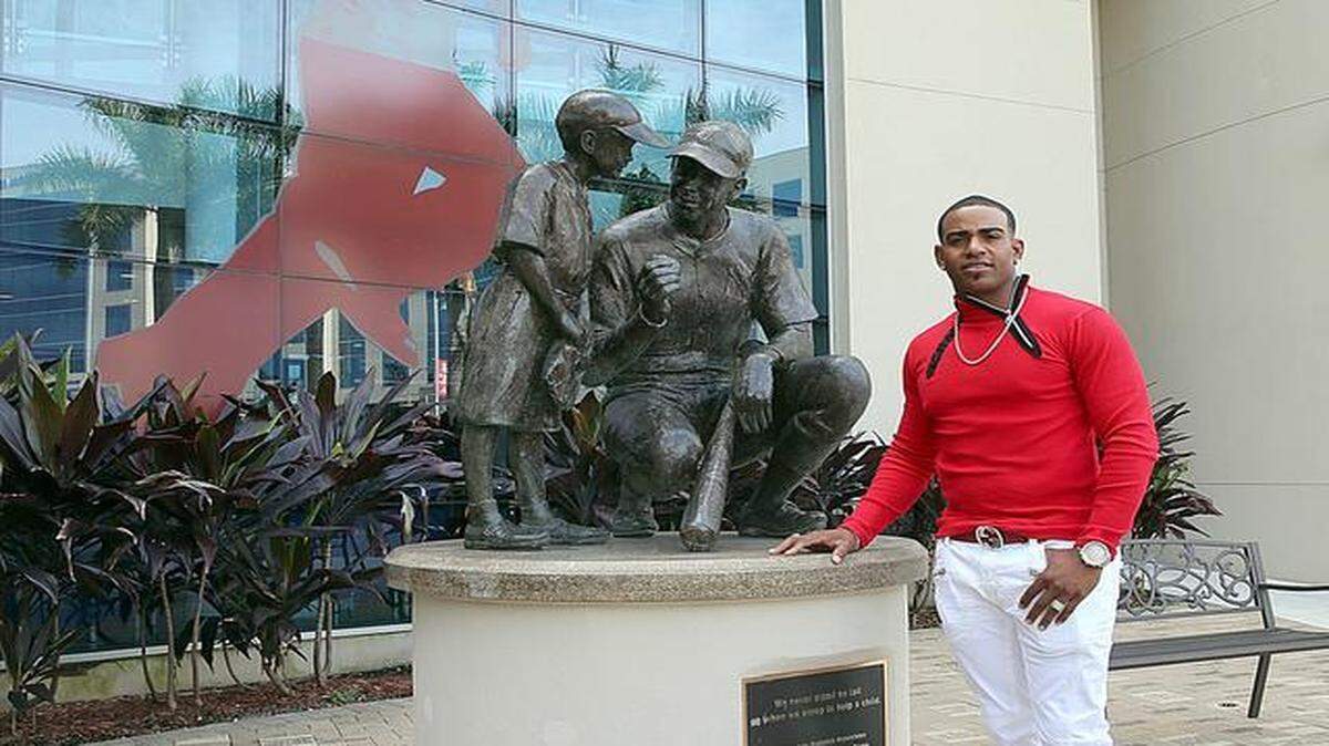 
Yoenis Céspedes posa delante de la escultura de Joe DiMaggio durante una visita al hospital de niños que lleva el nombre de la leyenda de las Grandes Ligas, el 12 de diciembre del 2014 en Hollywood, Florida.


