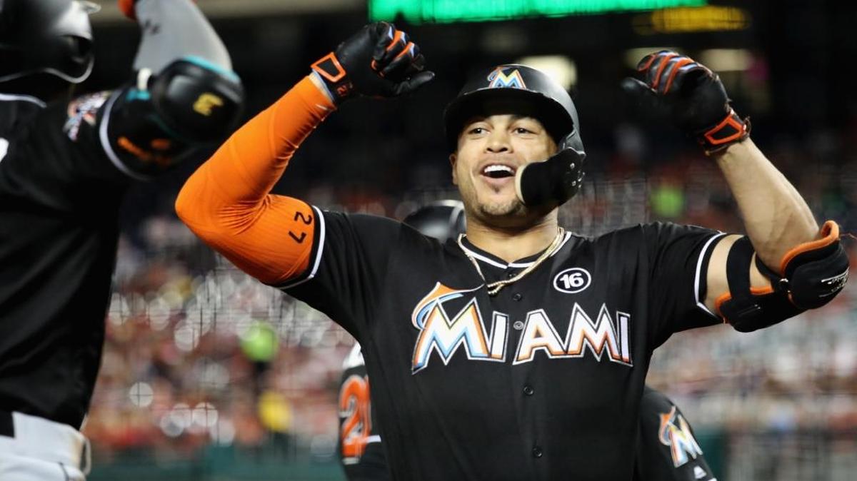 Giancarlo Stanton celebra luego de disparar su cuadrangular 38 de la temporada para superar su mejor producción con los Marlins, que derrotaron 5-1 a los Nacionales en el segundo partido de la serie en Washington, el 8 de agosto del 2017.
