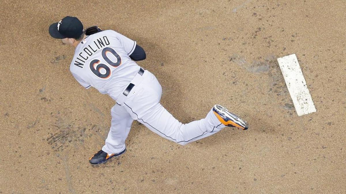 
UNA IMAGEN poco vista del lanzador de los Marlins Justin Nicolino el lunes en Milwaukee.
