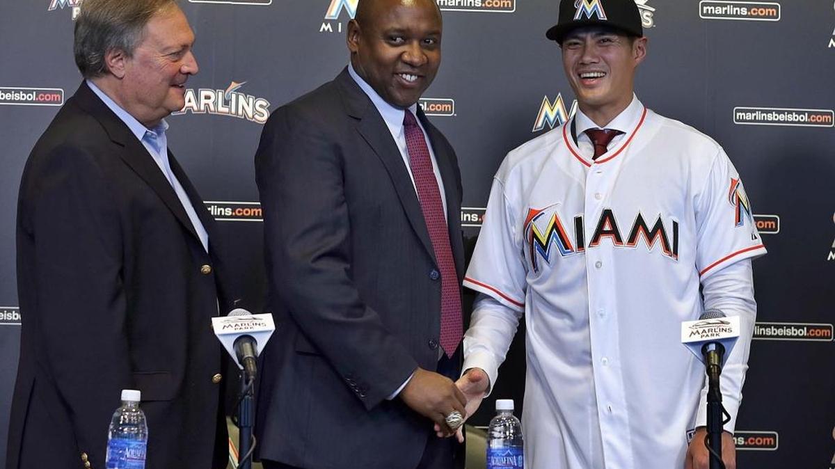 EL PROPIETARIO Jeffrey Loria, el presidente de Operaciones de Beisbol, Michael Hill (c) y el lanzador Wei-Yin Chen (d) cuando fue presentado en el Parque de los Marlins el 19 de enero del 2016.