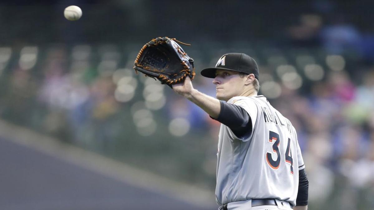TOM KOEHLER, representante del sindicato dentro de los Marlins, lanza contra Milwaukee el 1 de mayo del 2016.