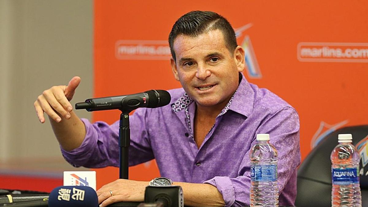 El presidente de los Marlins David Samson anuncia el jueves su partida del club, que será efectiva el domingo.