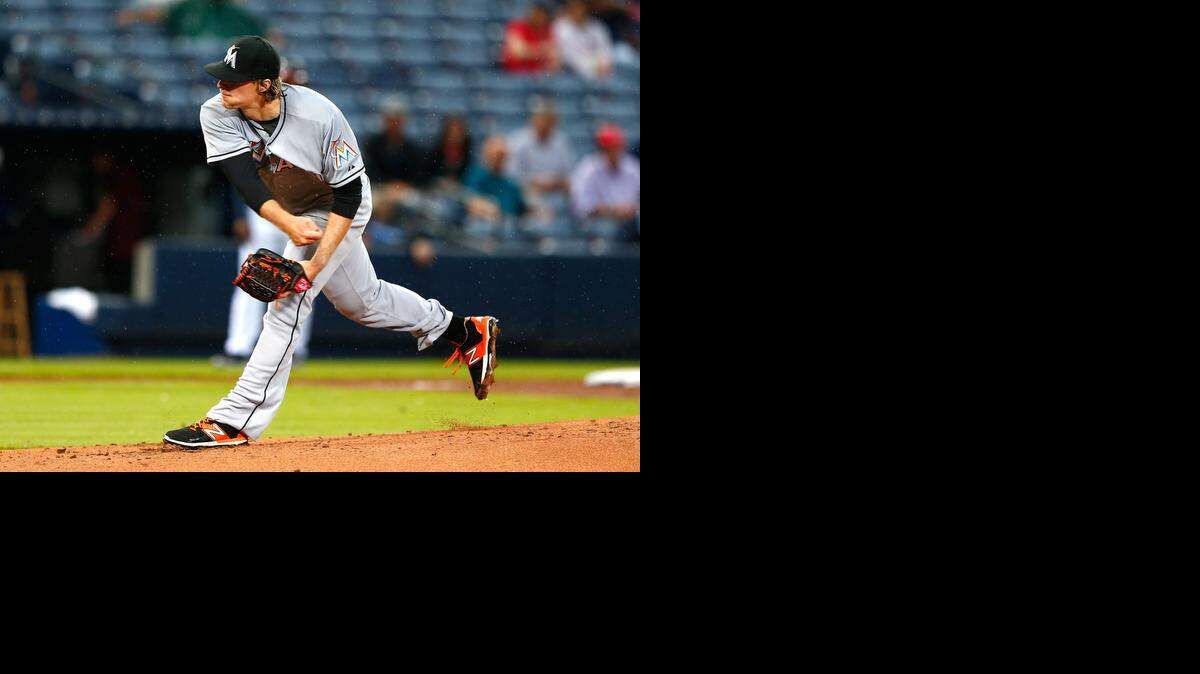 <cutline_leadin>El abridor</cutline_leadin> de los Marlins Tom Koehler permitió dos carreras a los Bravos en cinco entradas y un tercio. <252><252>