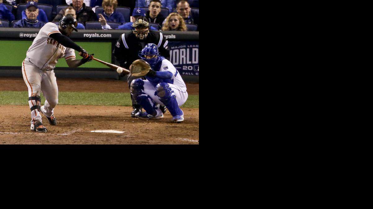 
El venezolano Pablo Sandoval pega un sencillo por los Gigantes de San Francisco contra los Reales de Kansas City en el octavo inning del séptimo partido de la Serie Mundial el miércoles 29 de octubre de 2014, en Kansas City, Missouri. 
