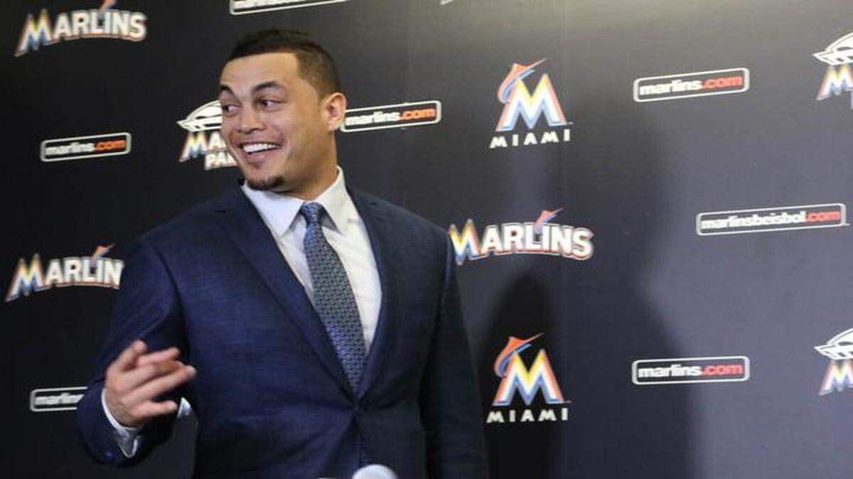 
El pelotero Giancarlo Stanton llega a la conferencia de prensa el miércoles 19 de noviembre del 2014, en el Marlins Park de La Pequeña Habana. Stanton firmó un contrato de $325 millones por 13 años, el más grande en la historia de los deportes de EEUU.
