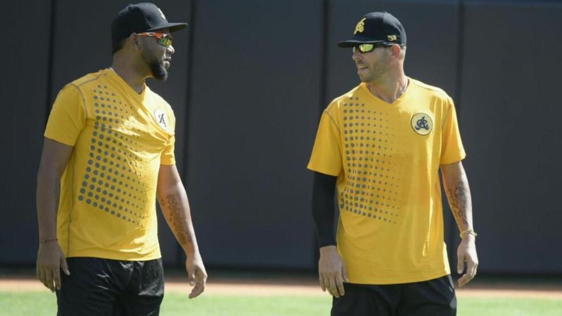 FRANCISLEY BUENO y Yunesky Maya (d) son dos de los pilares del pitcheo de las Aguilas en Dominicana.