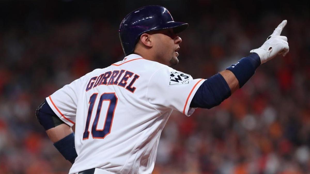 Yuli Gurriel, de los Astros, celebra luego de haber anotado un cuadrangular a los Dodgers, la noche del viernes.