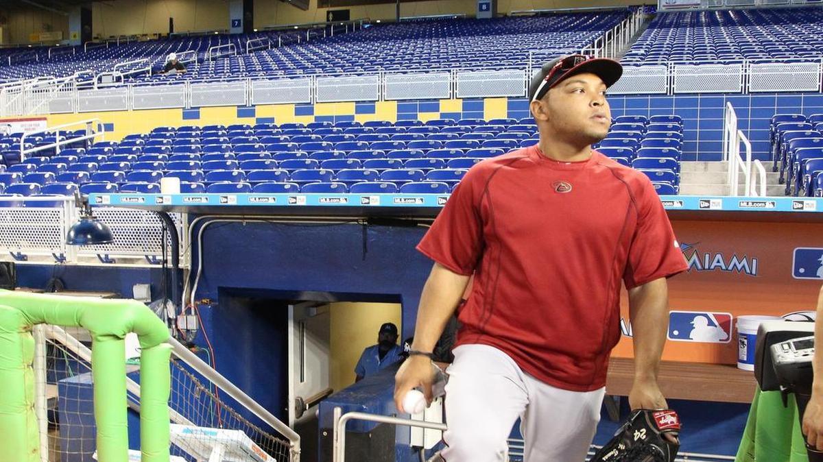 
YASMANY TOMAS sale a entrenar con los Diamondbacks en la grama del parque de los Marlins el lunes.

