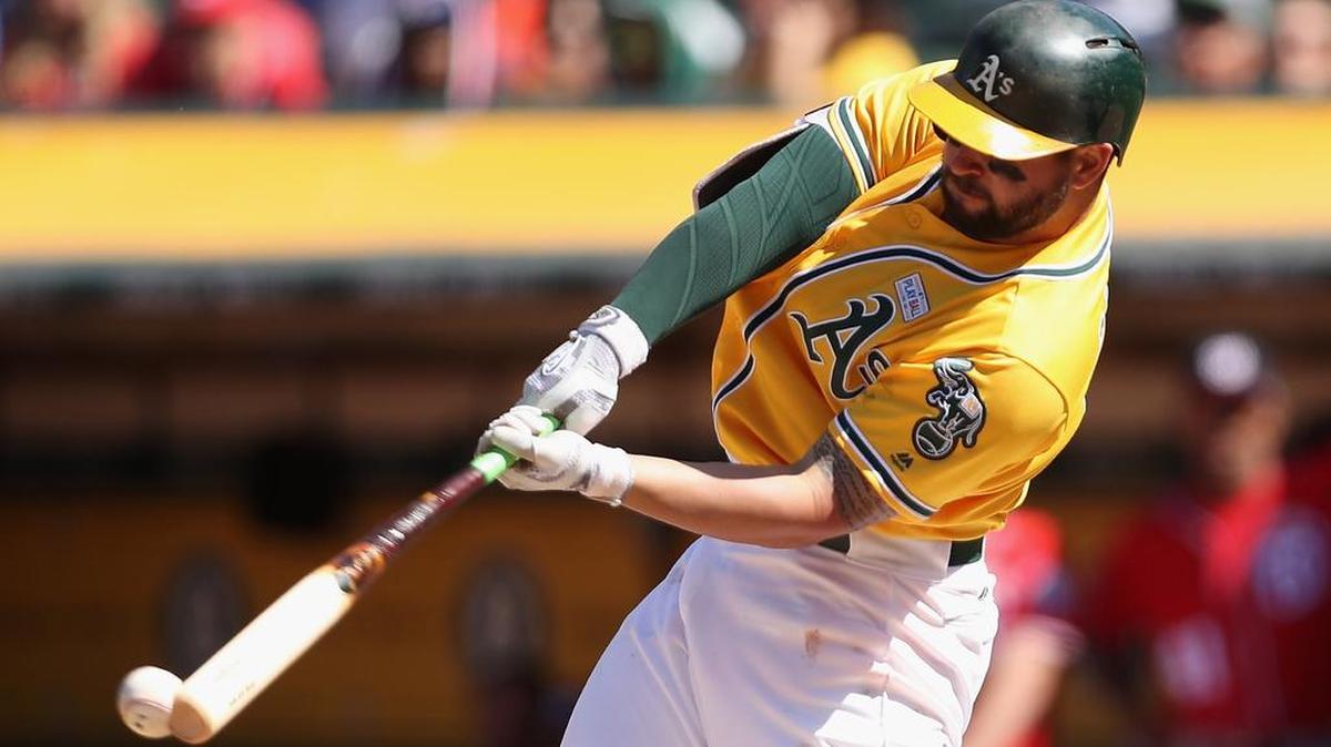 YONDER ALONSO pega un hit contra los Nacionales en Oakland el 4 de junio.