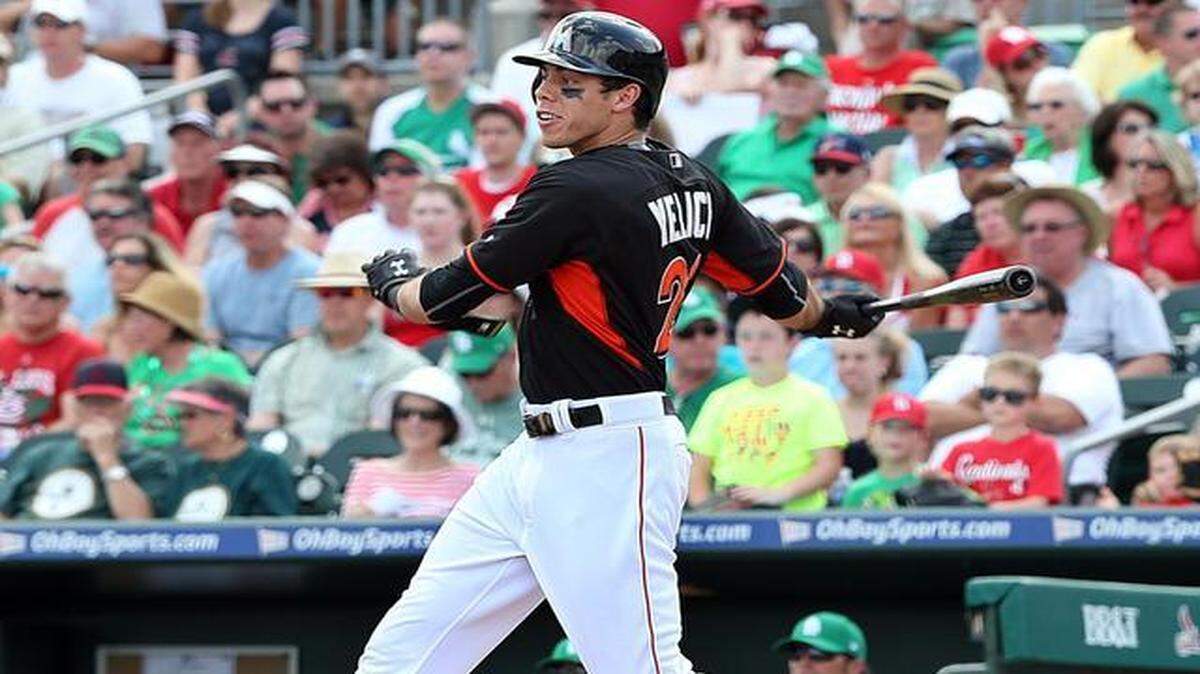 
Christian Yelich batea un hit por los Marlins en el partido contra los Cardenales el 17 de marzo del 2015, en la pretemporada en Jupiter, Florida.


