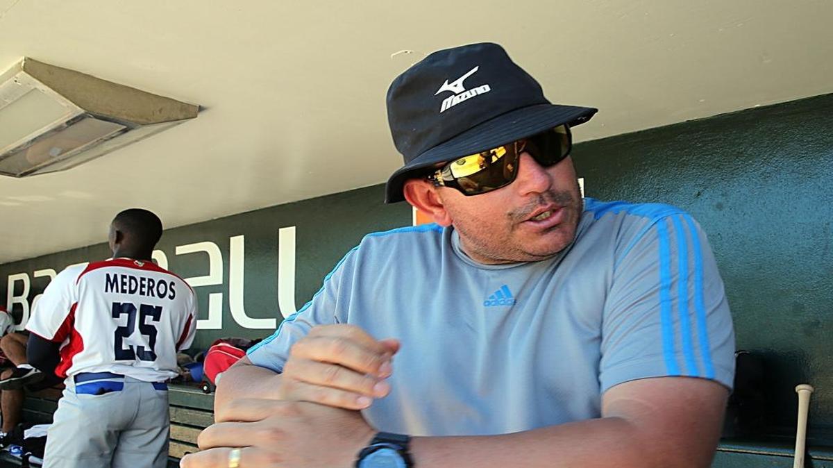 EL ENTRENADOR Julio Estrada conversa en el parque de la Universidad de Miami el 17 de abril del 2015.