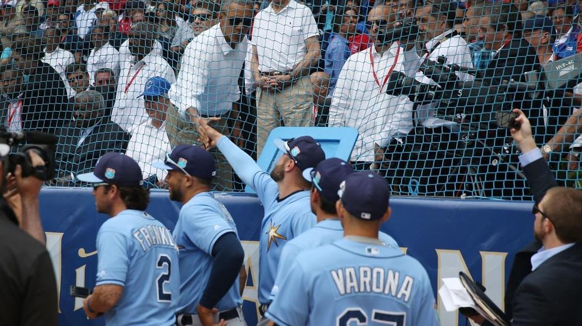 EL PRESIDENTE de Estados Unidos Barack Obama saluda a los jugadores de Tampa Bay antes de iniciarse el partido de exhibición frente al equipo Cuba el pasado 22 de marzo en el Estadio Latinoamericano, antiguo y original Estadio del Cerro.